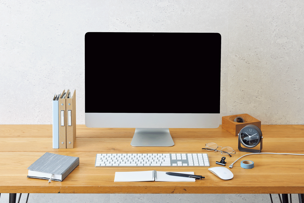 DESKTOP SUPPLIESを使ってデスクを片付ける様子